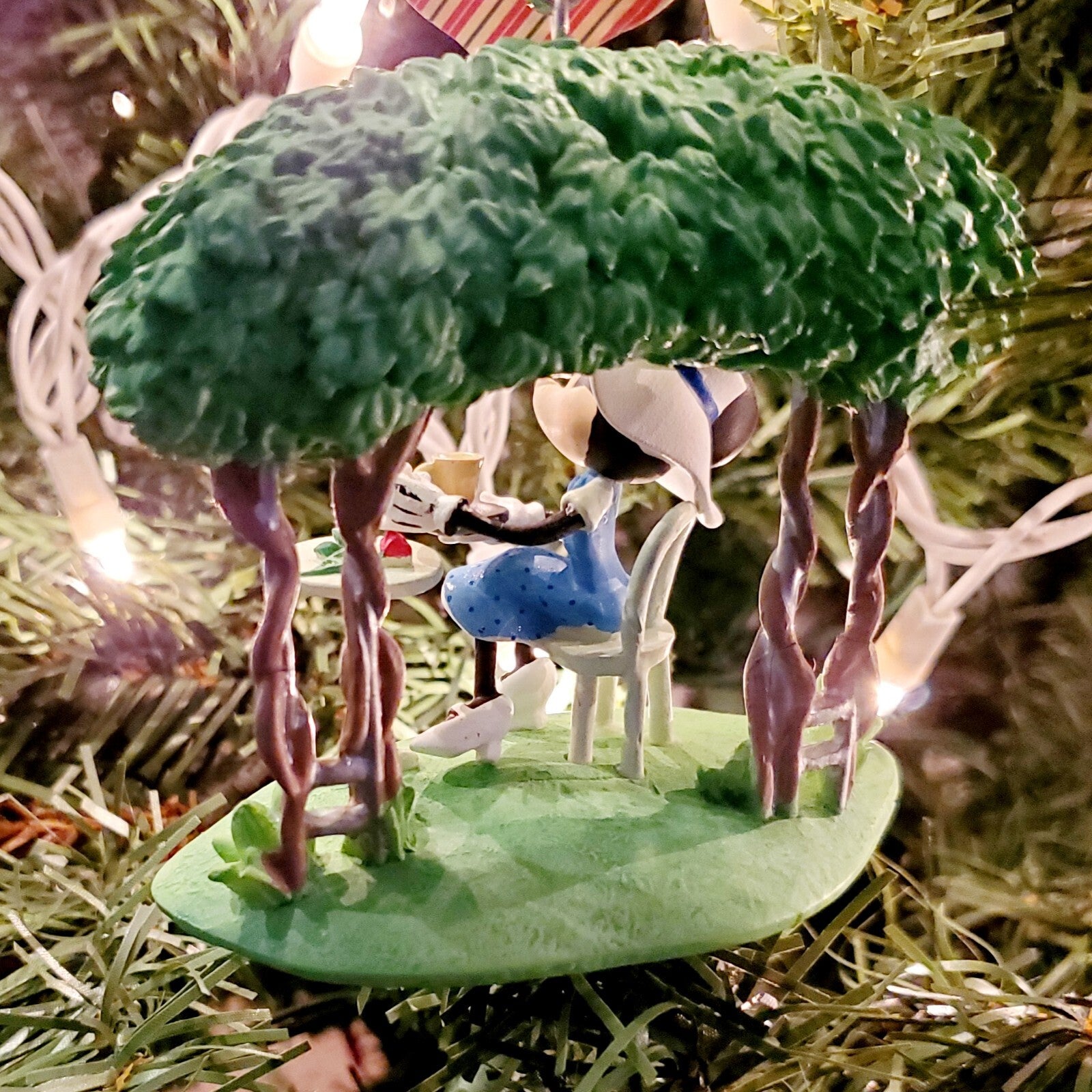 2022 Disney Parks Minnie Mouse United Kingdom Epcot Ornament Queen
