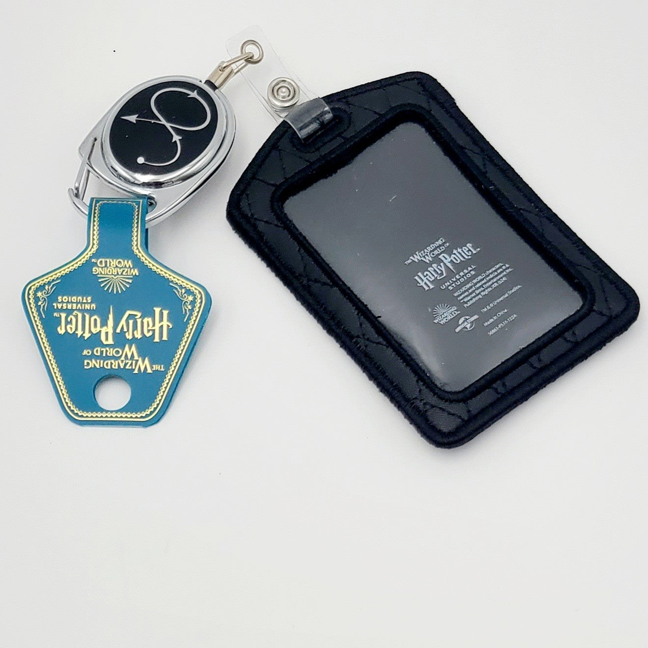 Universal Studios Harry Potter Dark Mark Morsmordre Retractable Cardholder Badge