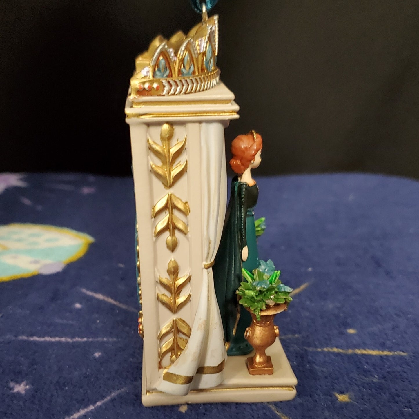 NWT Disney Queen Anna Frozen 2 Balcony Sketchbook Ornament Christmas Sketchbook