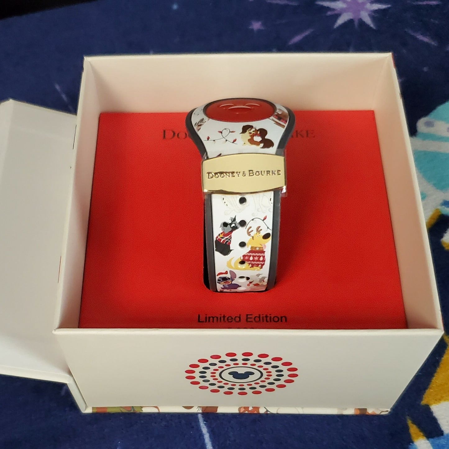 2021 Disney Parks Dooney & Bourke SANTA TAILS Holiday Dogs Magic Band LE 5000