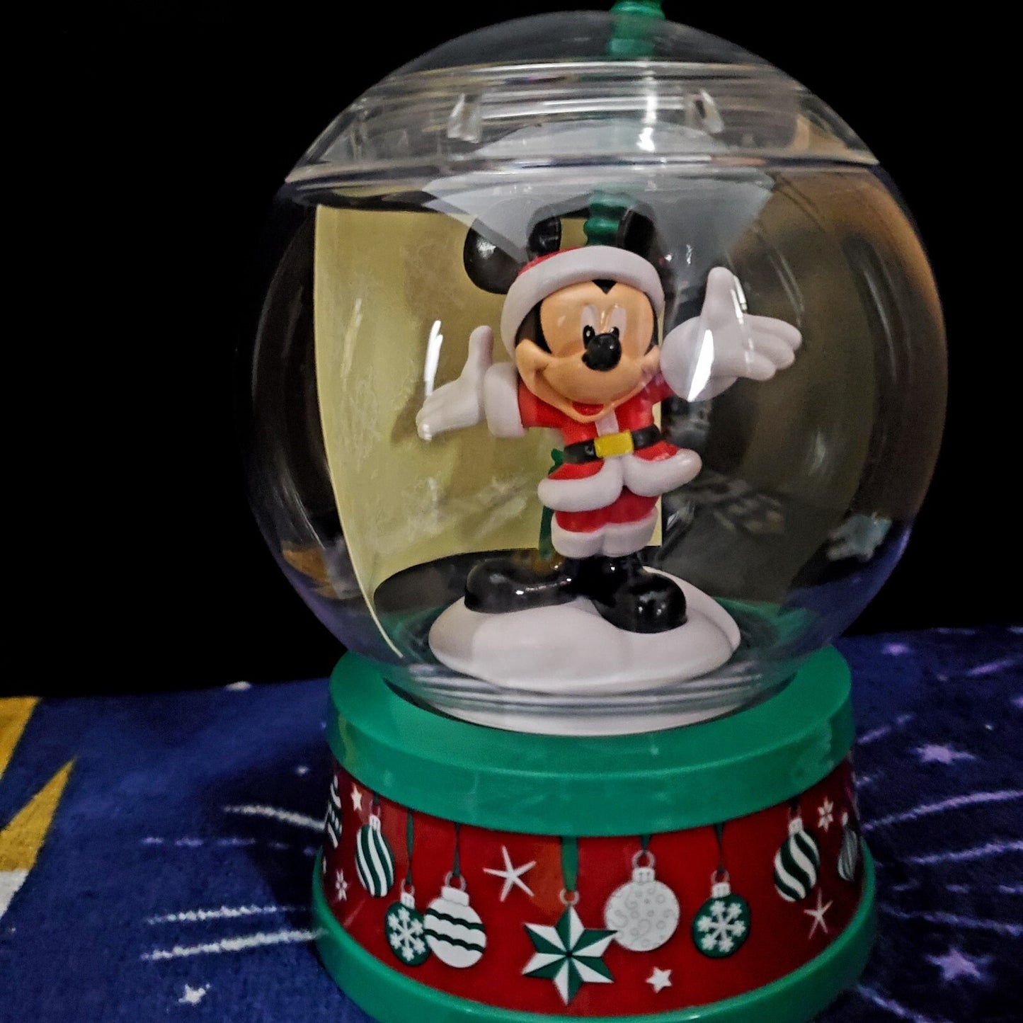 IN HAND Disney Parks 2022 Holiday Christmas Santa Mickey Snow Globe Sipper Cup