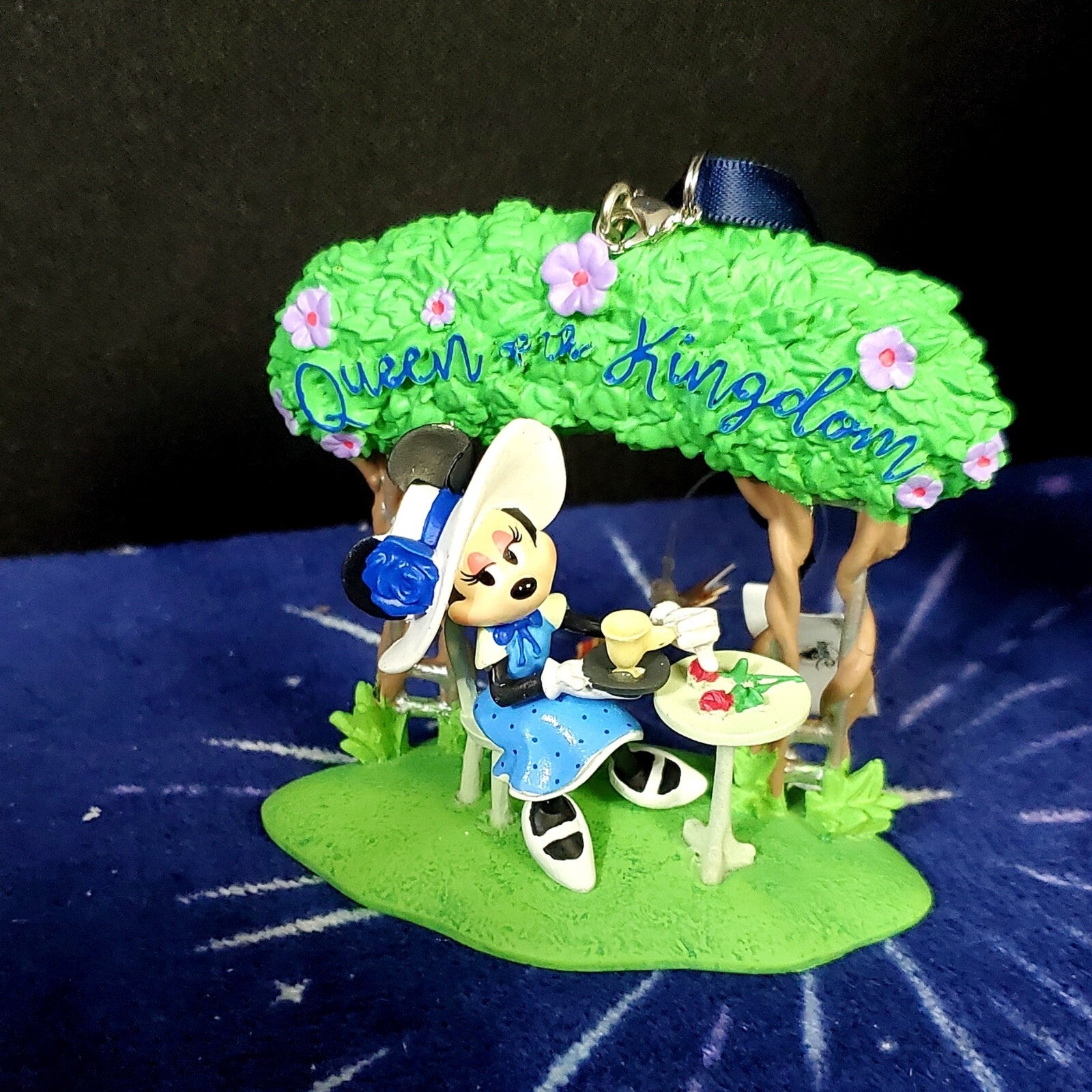 2022 Disney Parks Minnie Mouse United Kingdom Epcot Ornament Queen