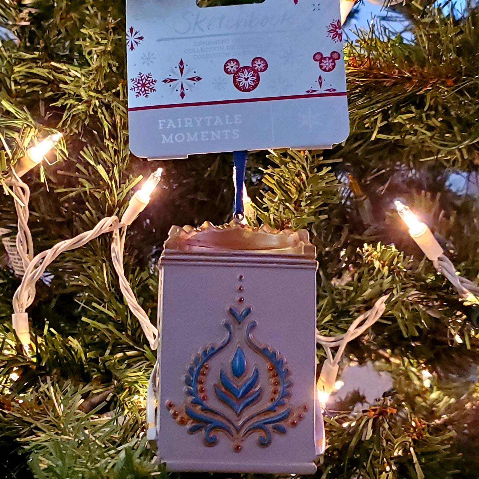 NWT Disney Queen Anna Frozen 2 Balcony Sketchbook Ornament Christmas Sketchbook