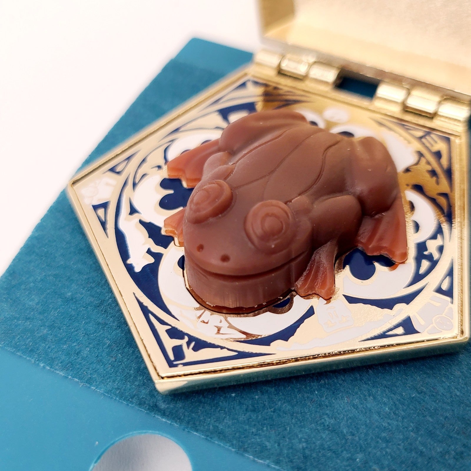 NEW Chocolate Frog Scented Pin Wizarding Harry Potter Universal Studios Hogwarts