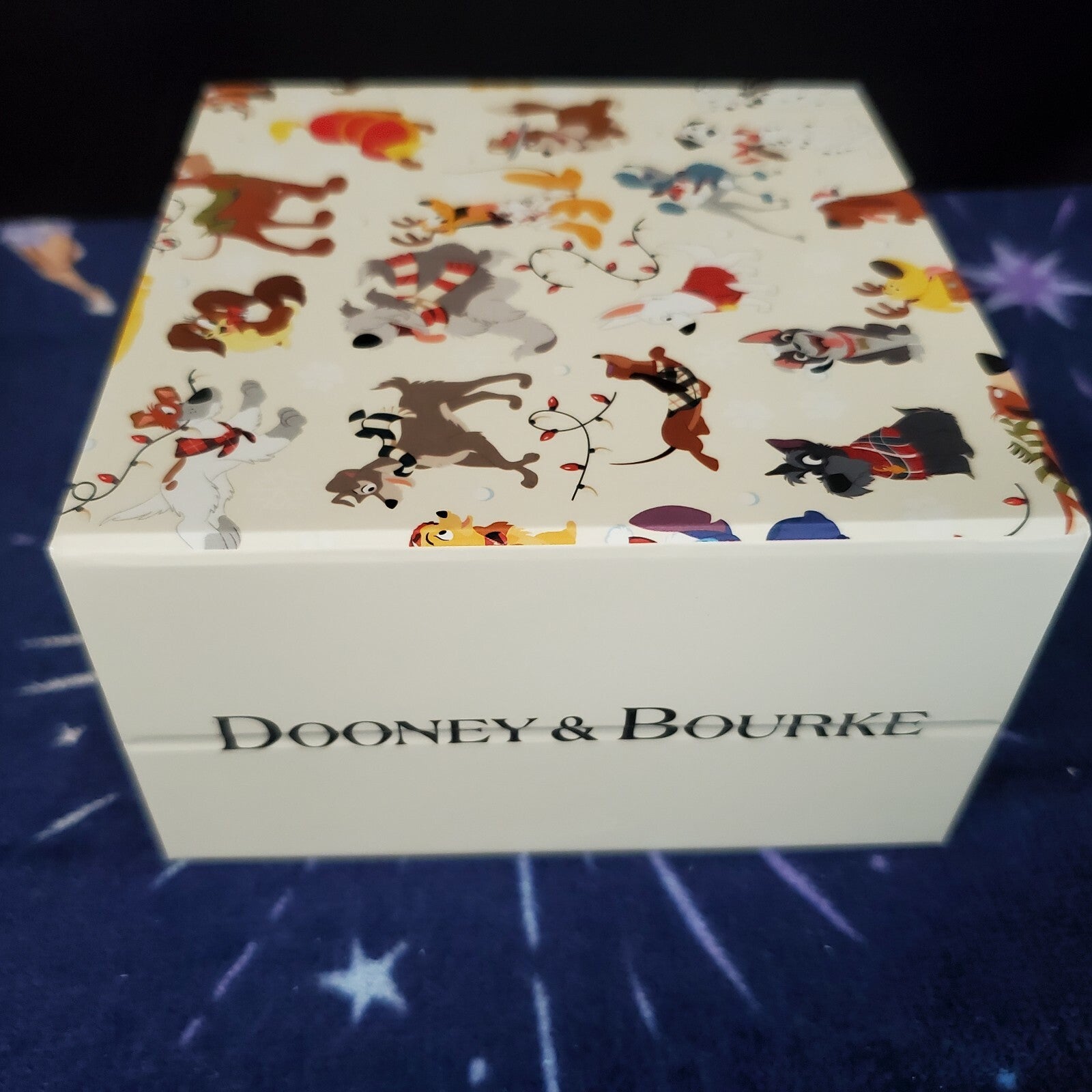 2021 Disney Parks Dooney & Bourke SANTA TAILS Holiday Dogs Magic Band LE 5000