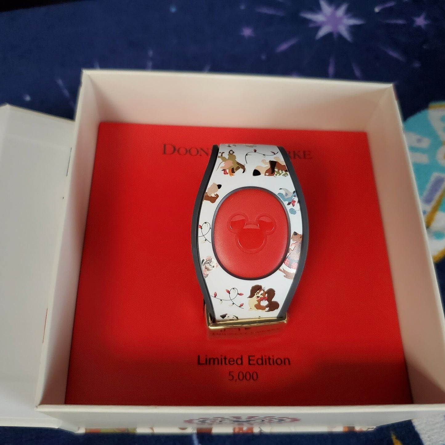2021 Disney Parks Dooney & Bourke SANTA TAILS Holiday Dogs Magic Band LE 5000
