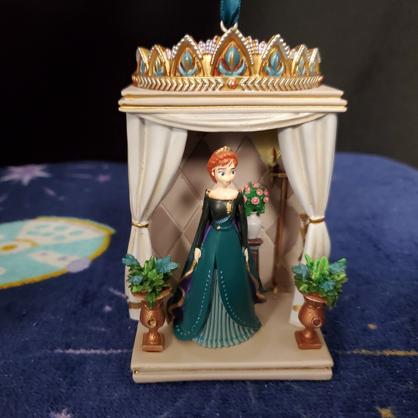 NWT Disney Queen Anna Frozen 2 Balcony Sketchbook Ornament Christmas Sketchbook