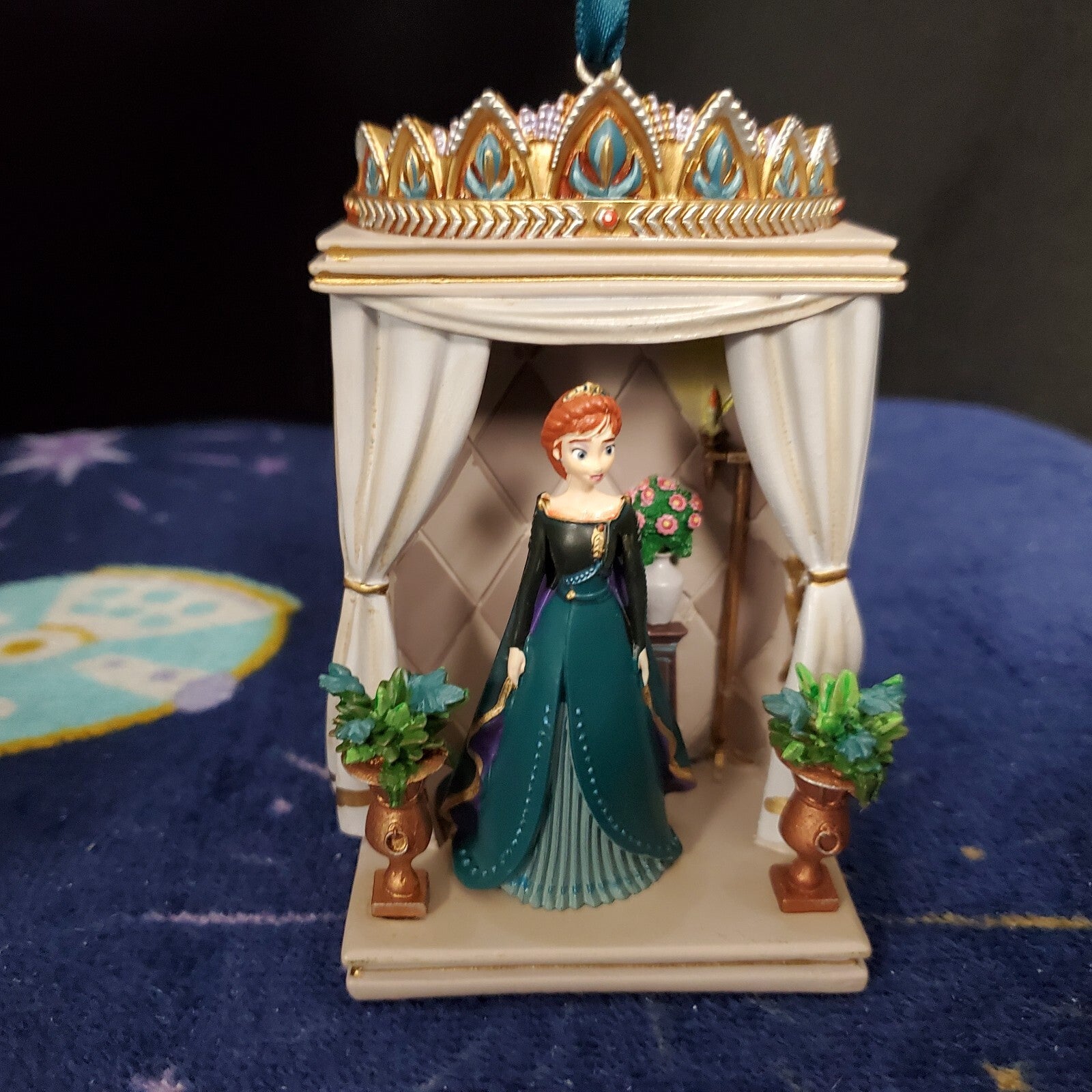 NWT Disney Queen Anna Frozen 2 Balcony Sketchbook Ornament Christmas Sketchbook