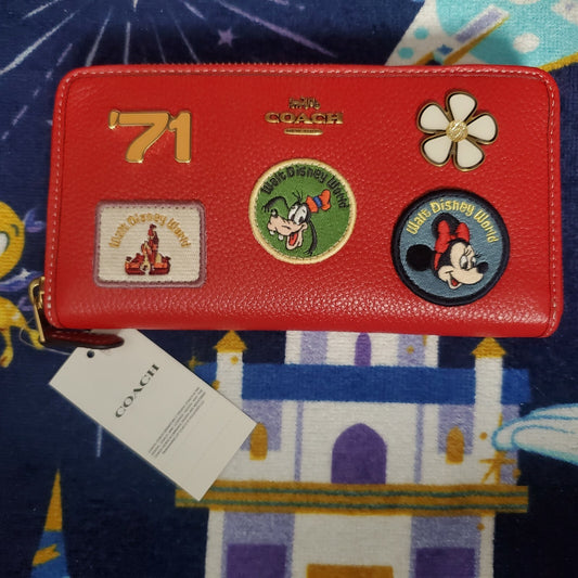 SOLD OUT Walt Disney World Parks Coach Patch Wallet Minnie Mouse Goofy Red NEW