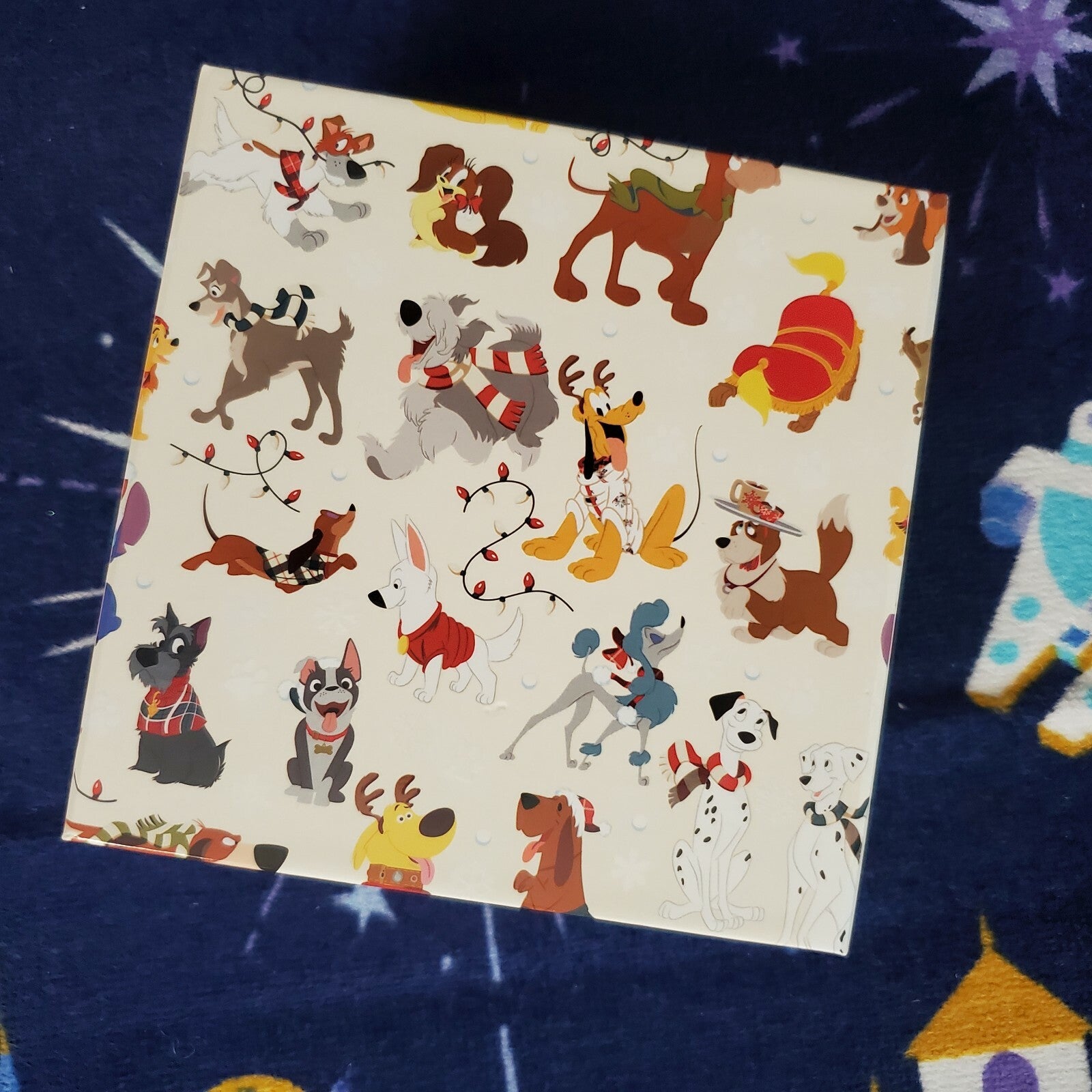 2021 Disney Parks Dooney & Bourke SANTA TAILS Holiday Dogs Magic Band LE 5000