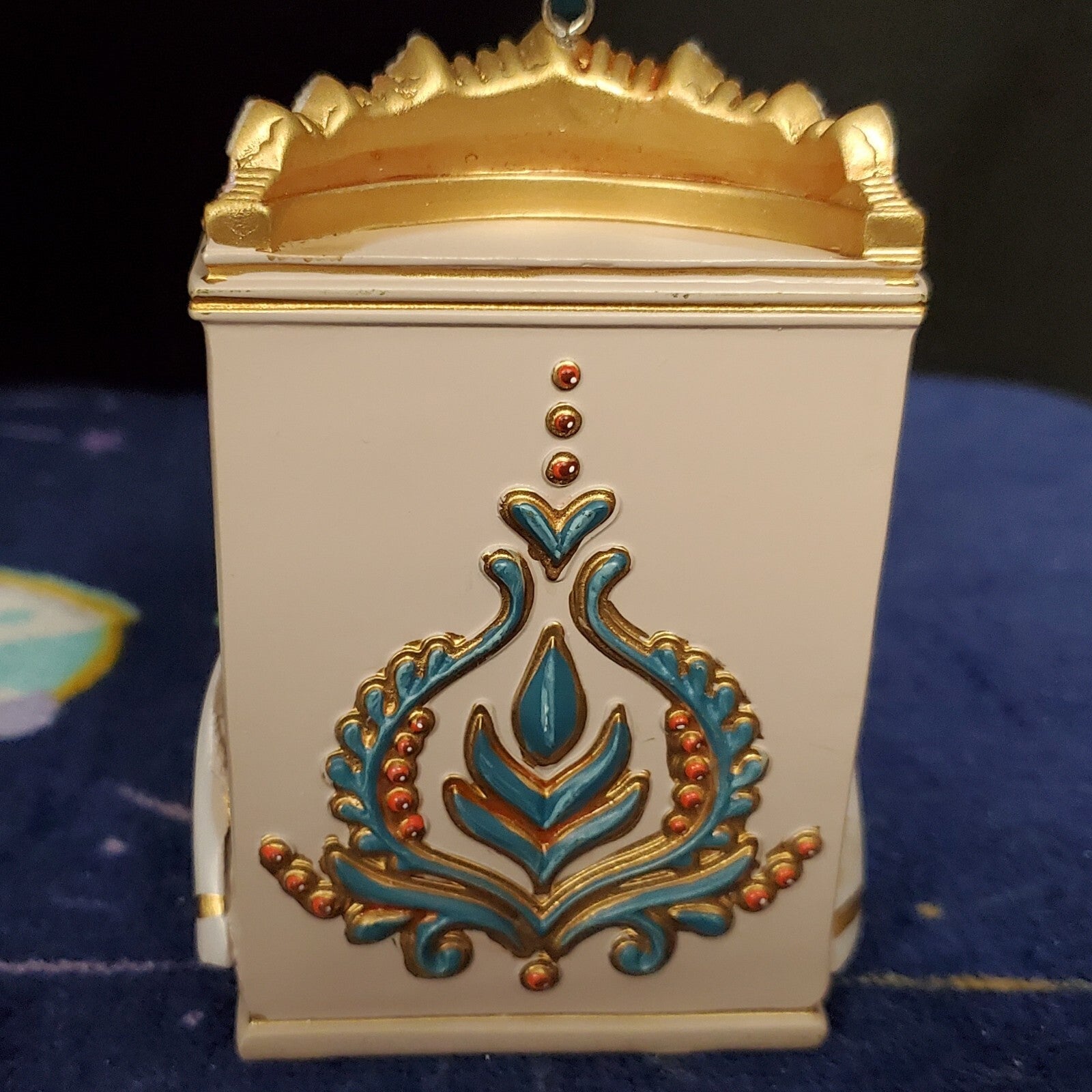 NWT Disney Queen Anna Frozen 2 Balcony Sketchbook Ornament Christmas Sketchbook