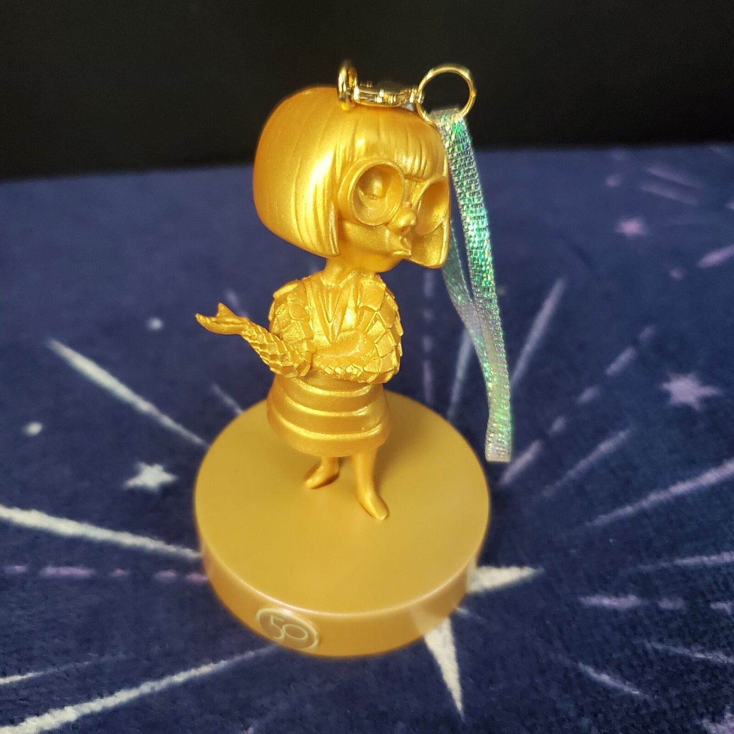 2021 Disney Park 50th Anniversary Gold Statue Edna Incredible Christmas Ornament