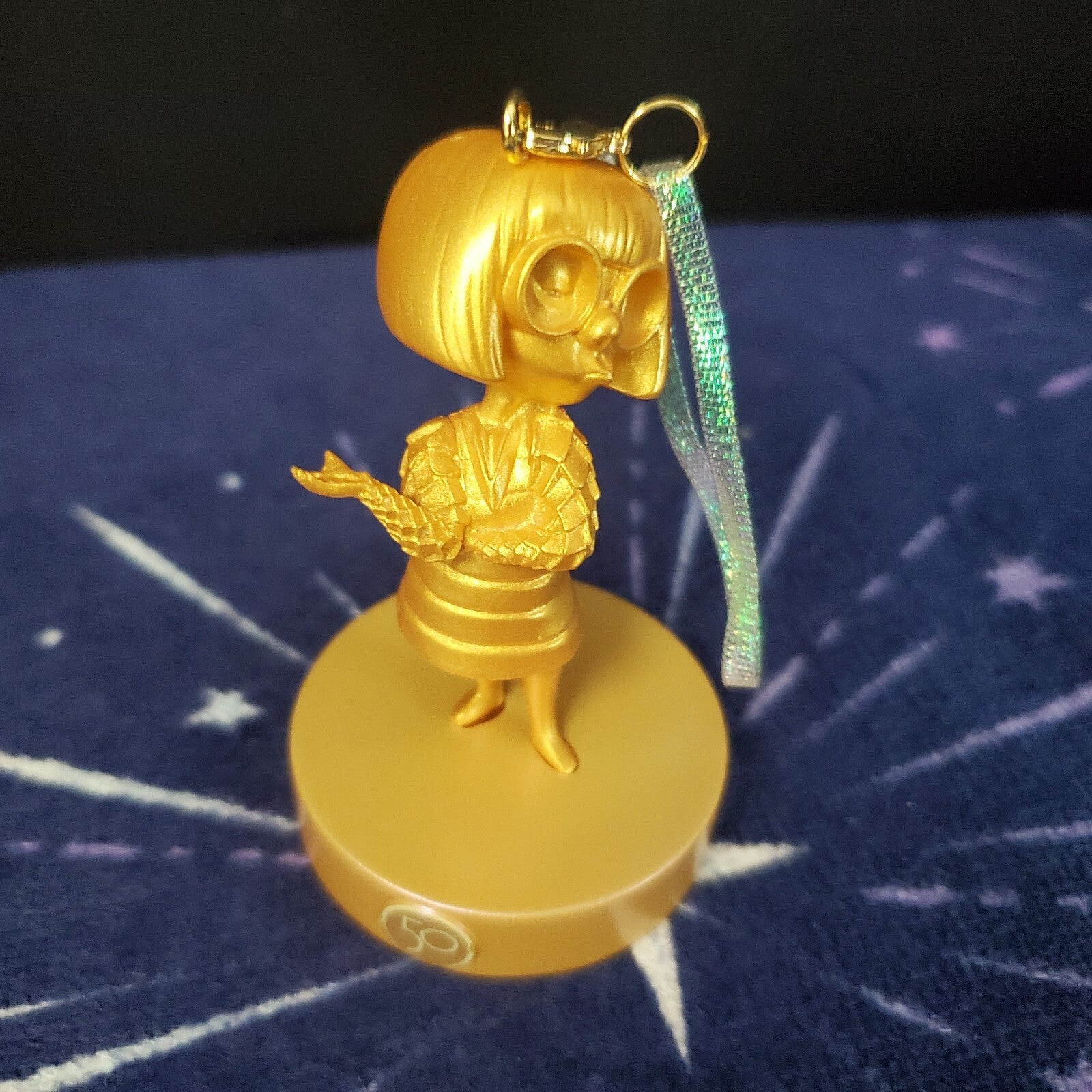 2021 Disney Park 50th Anniversary Gold Statue Edna Incredible Christmas Ornament